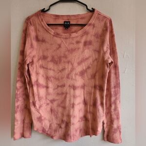 Women's medium Gap pink tie dye thermal long sleeve dolphin hem shirt crewneck